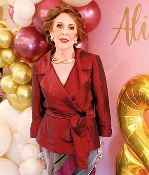ALICIA BRICTSON la radiante cumpleañera