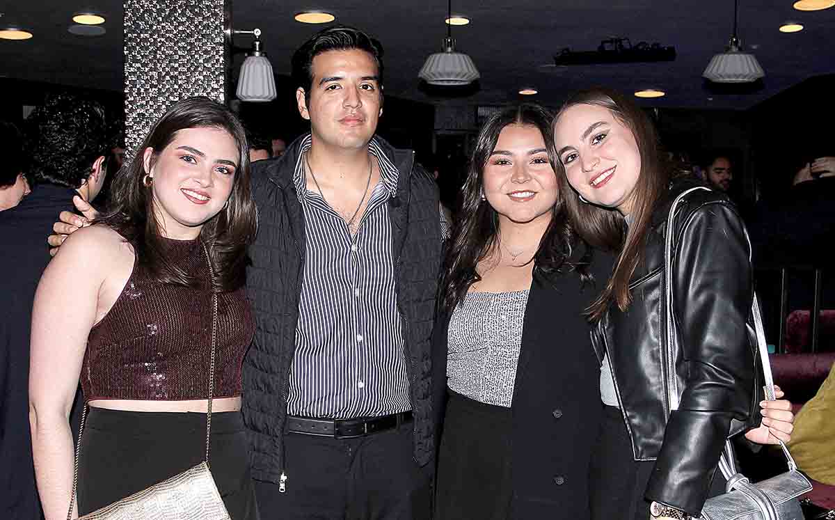 JOSÉ LUIS GONZÁLEZ, ANA DELGADO Y ARÍA GONZÁLEZ recibieron un kit de celebración para el Año Nuevo