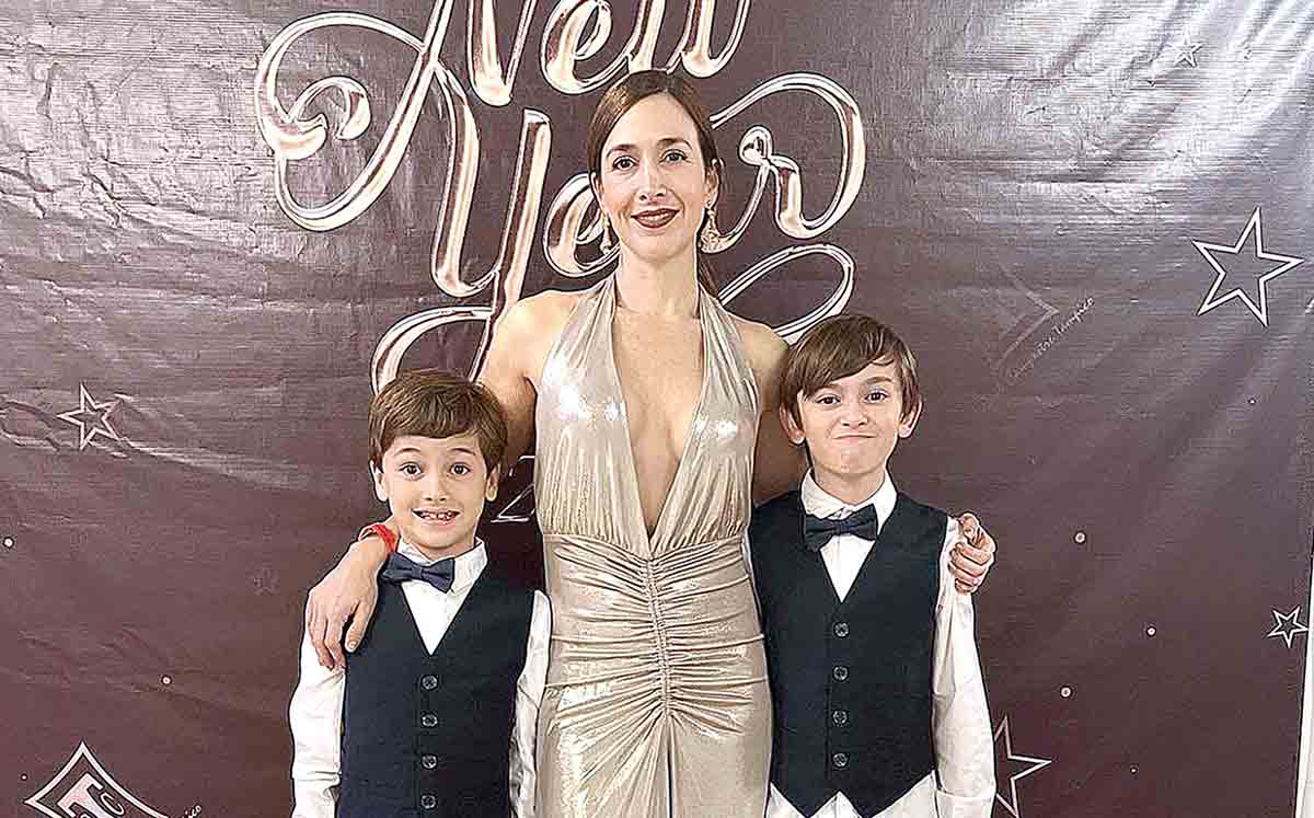 GABRIEL FUENTES, MAJO ARAGON Y PATRICIO FUENTES recibidos con una red carpet y un gran set fotográfico