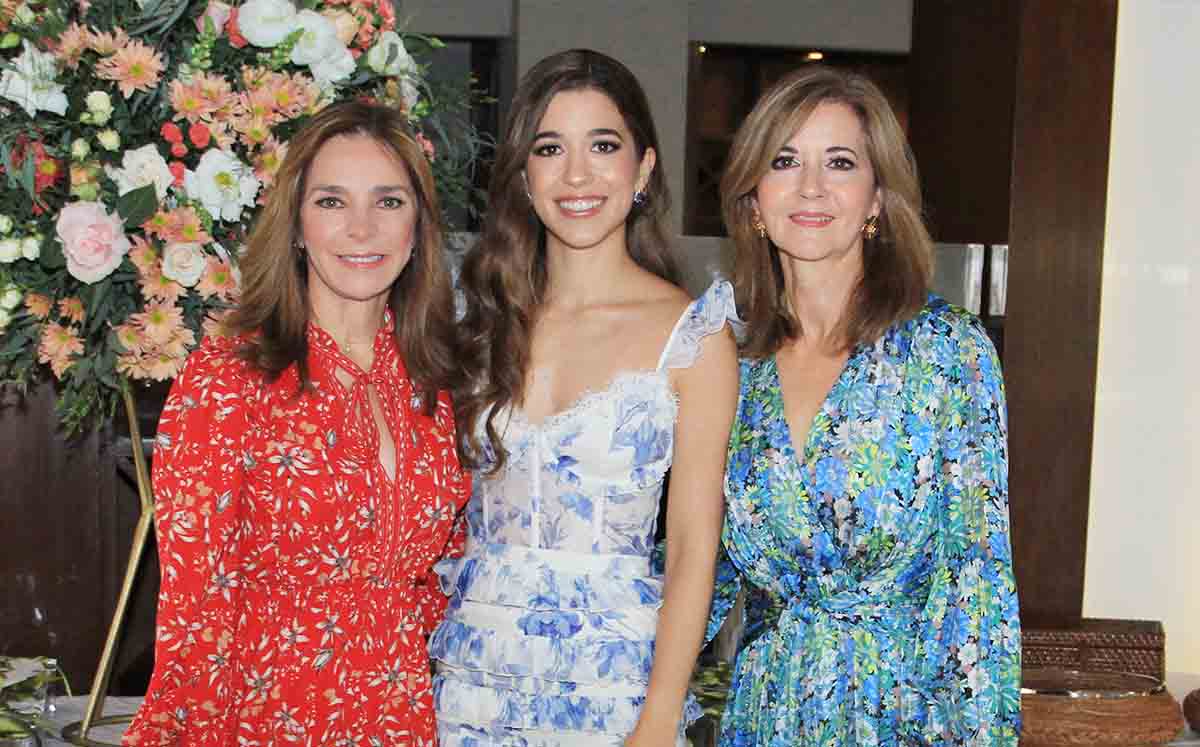 FRANCIS VILLARREAL Y EDNA DE CACHO felices de festejar junto a ANA CRIS CACHO de su despedida de soltera