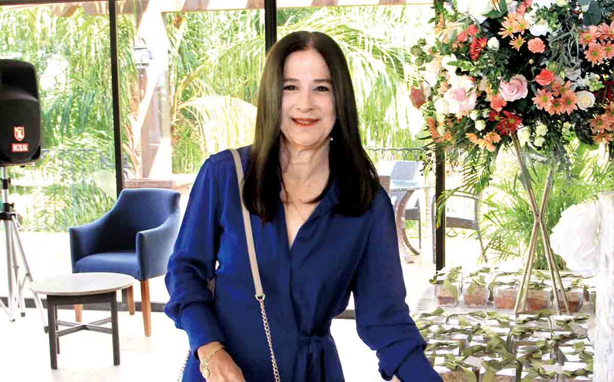 LAURA MARY DE FUEYO disfrutó de la decoración floral de Flores de Sofía