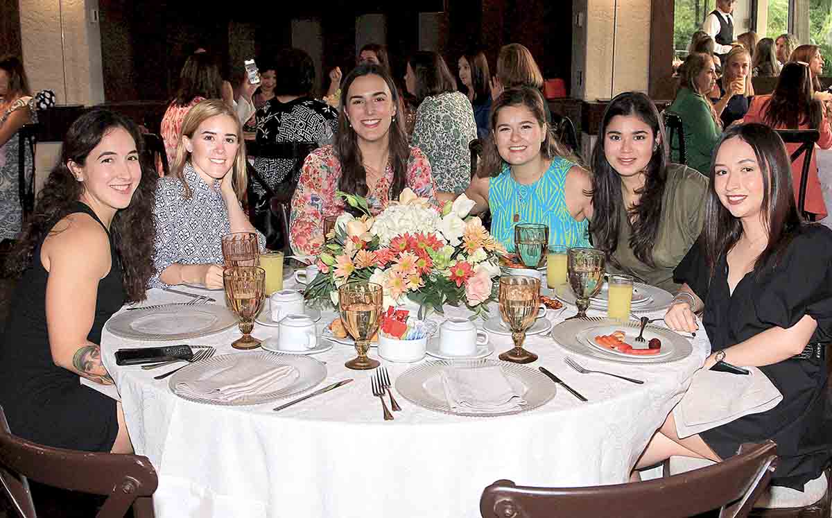 JULIANA ARAGÓN, ANA GABY SENTIES, MARÍA ELISA VILLARREAL, ALEJANDRA ORTIZ Y SYLVIA LEAL festejando a Ana Cris en el Deportivo Español