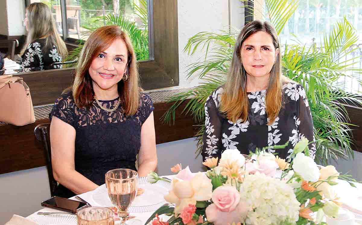 SILVIA ALCARAZ Y CLAUDIA GUZMÁN degustaron de enchiladas potosinas y de postre un pastel de chocolate y galletas