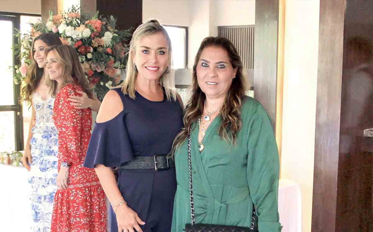 MÓNICA SAID E ILEANA MOSES recibieron unos deliciosos panques de almendra a cargo de Vero Parra
