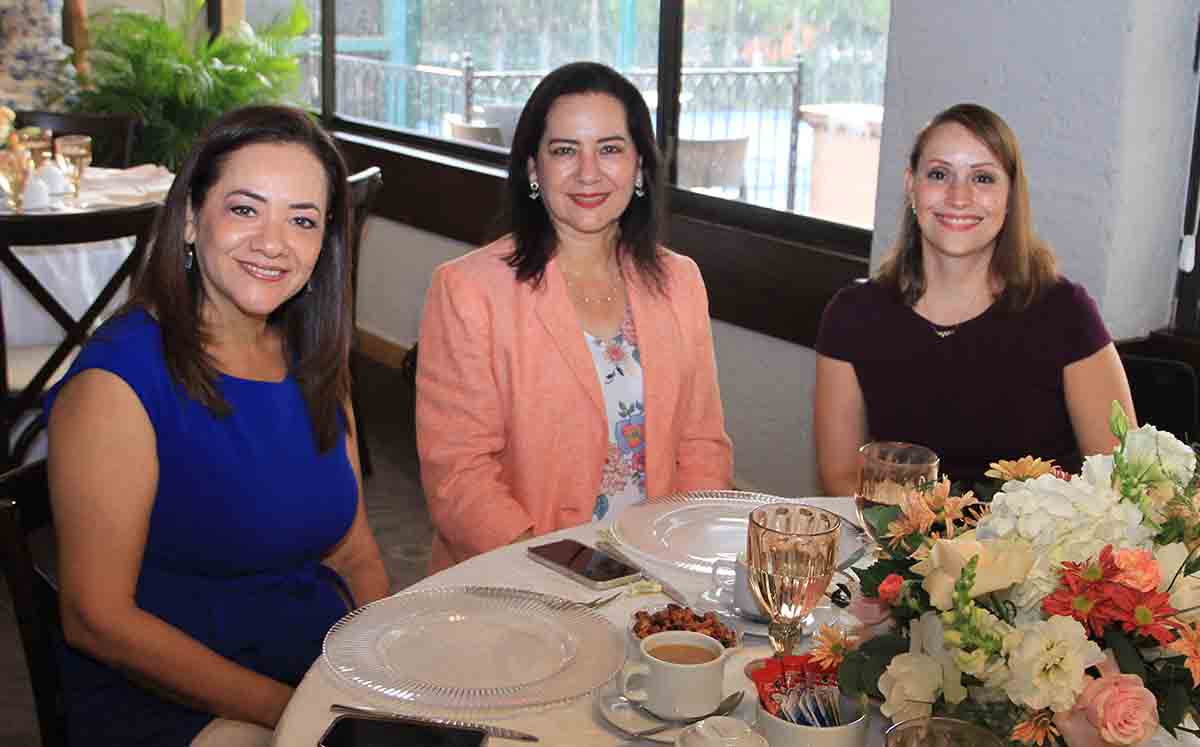 MIRNA ARVAYO, MAYE ARVAYO Y GLADYS DE ARVAYO llegaron puntuales a la despedida de soltera de Ana Cris