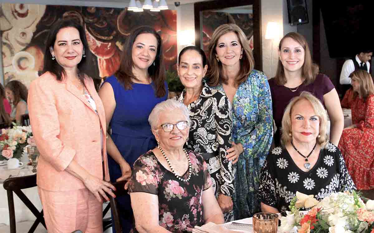 MAYE ARVAYO, MIRNA ARVAYO, MARISELA GONZÁLEZ, EDNA ARVAYO, GLADYS DE ARVAYO, RAQUEL ARVAYO Y SILVIA TAMEZ felices de celebrar a Ana Cris