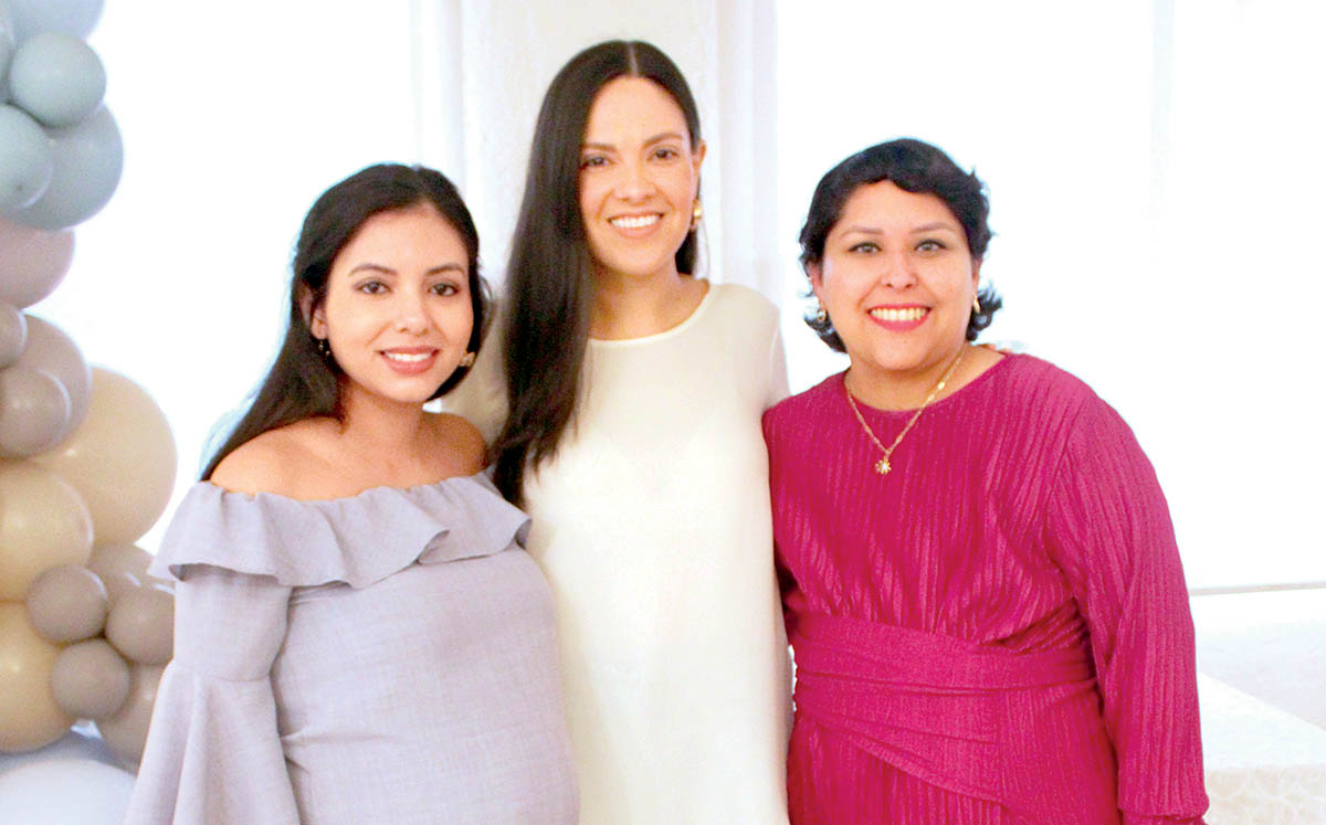 ANA LAURA GUEVARA, CARMEN CUÉTARA, KARLA RIVERA disfrutaron de la música de sax a cargo de Marco Barraza