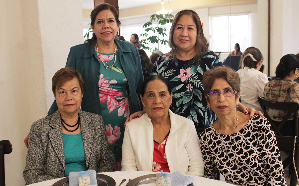 ANA DE LA ROSA CERDA, ILIANA CORREA, ROSALBA HAYDEE MORALES, LIDIA ROBLES, ANDREA HERNÁNDEZ recibieron un aromatizante ambiente como recuerdo