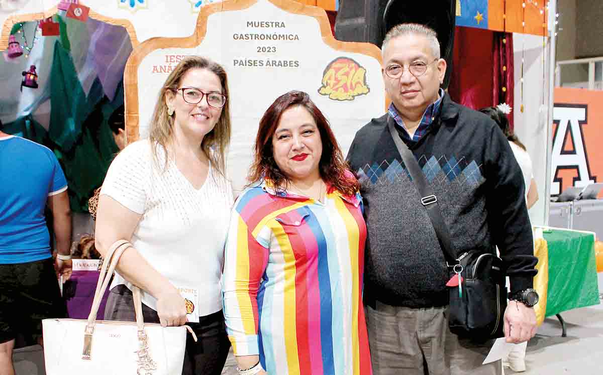 PATY DE LA CERDA, YAZMÍN CARBAJAL Y HÉCTOR MARTÍNEZ disfrutaron de la variedad de platillos y bebidas de la muestra gastronómica Sabores de Asia