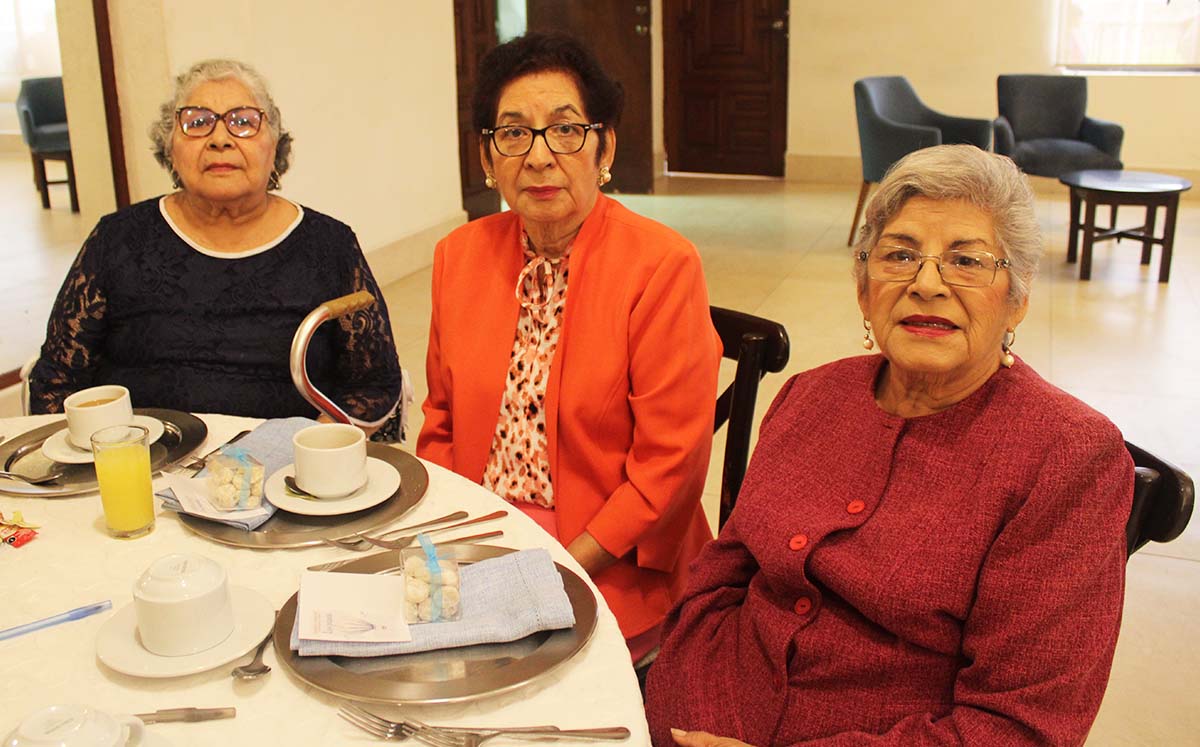 ZAIDA CABALLERO, GUILLERMINA CABALLERO, POLA CABALLERO degustaron de un delicioso pastel azteca
