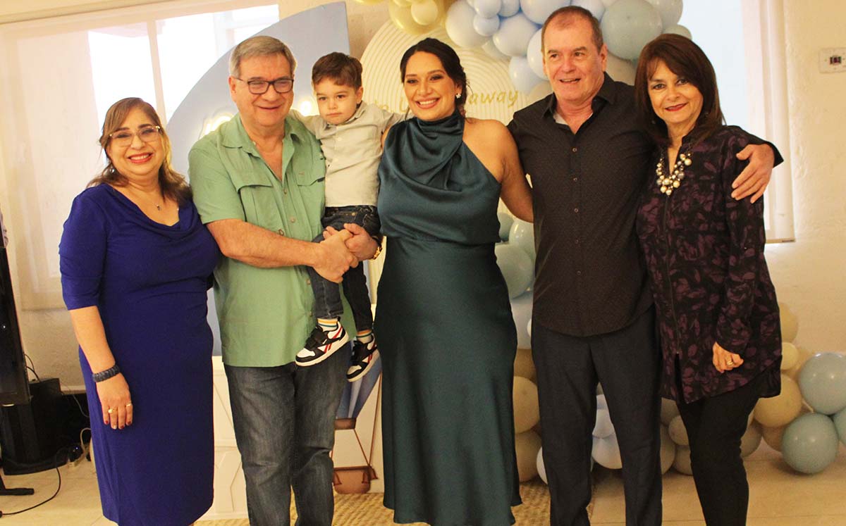 MARÍA DEL PILAR ÁLVAREZ DE CERDA, LUIS CERDA, LEO TERÁN, ALI, LEONARDO TERÁN, ZAIDA AGUILAR felices por el hermoso baby shower para Alicia