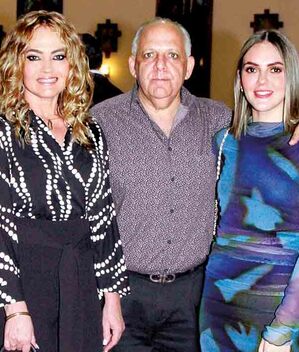 GLADYS KRYSZAT, JOSÉ MANZUR Y GLADYS MANZUR en la iglesia de San Pedro y San Pablo