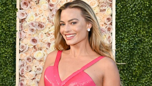 Margot Robbie: Barbie que inspiró su vestido para los Golden Globes (Foto: X)