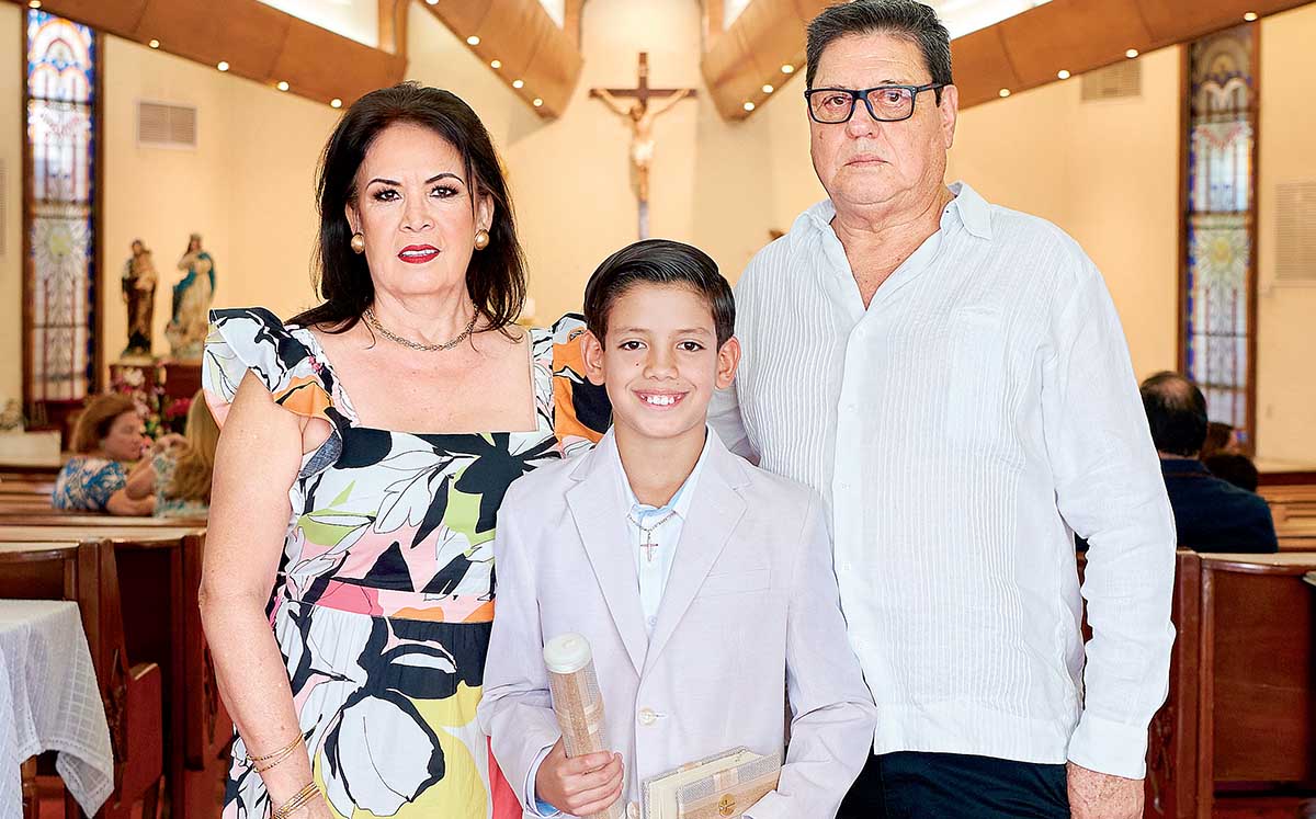 BERTILA QUIÑÓNEZ Y SABINO MOLINA celebraron la primera comunión de Nico en la Parroquia de San Pedro y San Pablo