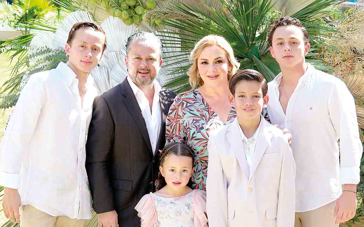 JULIÁN MEZA, ENRIQUE MEZA, MELA MOSES, EMILIO MEZA, CAMILA MEZA Y NICO NEMER disfrutaron de convivir con Nico de su primera comunión