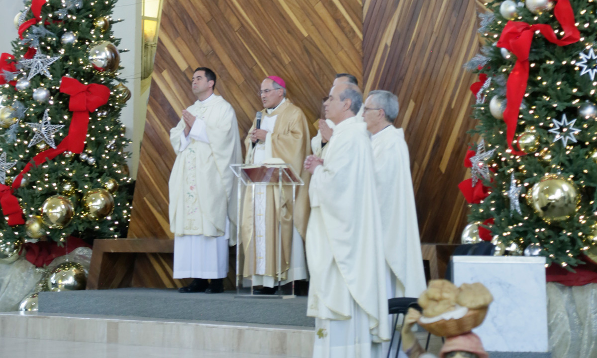 Varios sacerdotes oficiaron la misa de cuerpo presente de Carlos Bremer / Foto: Staff Chic