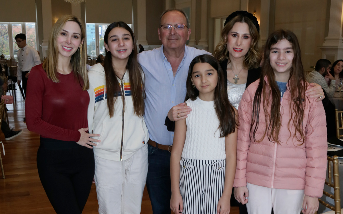 Karly Cagnasso, Valentina Cagnasso, Humberto Flores, Regina Cagnasso, Graciela Tancredi y Karla Flores / Foto: Omar Valdez