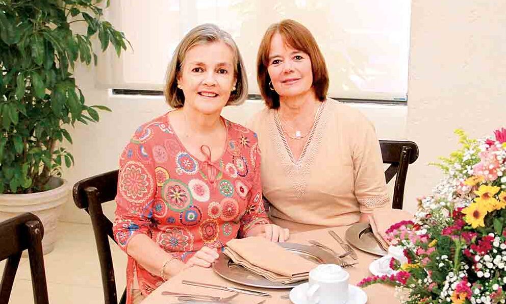 ALICINA SIERRA Y MARITE RAMOS disfrutaron de unas exquisitas crepas a cargo de la cocina del club