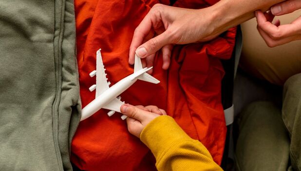 ¿Cuál es la edad límite para viajar en avión este 2024? (Foto: Freepik)
