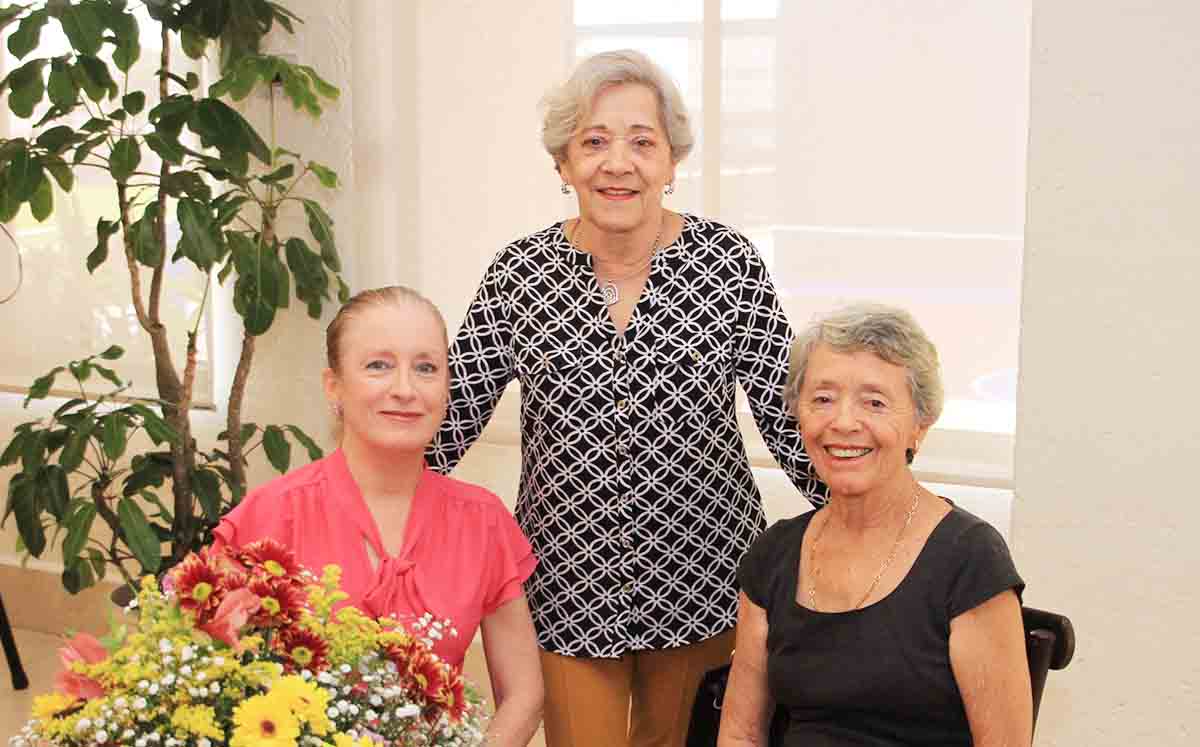 TERE LYNN ARMSTRONG, MARTHA Y MUÑECA VILLASEÑOR felices de celebrar junto a Sandra de su cumpleaños