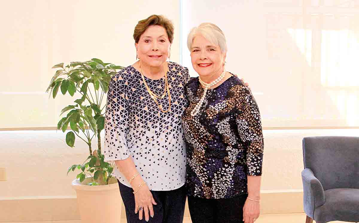 TERE PALACIOS Y CAROLINA VILLA disfrutaron de buena plática, anécdotas y deliciosas crepas