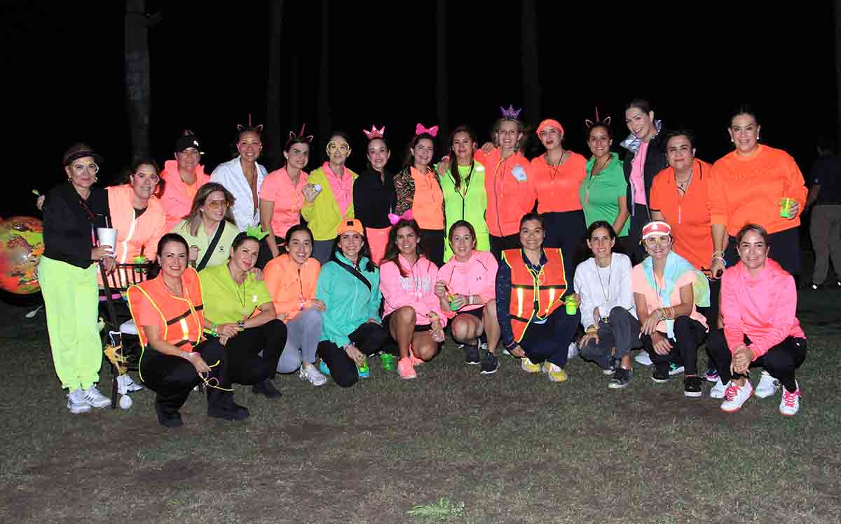 Las invitadas llegaron con sus outfits más fluorescentes  al green