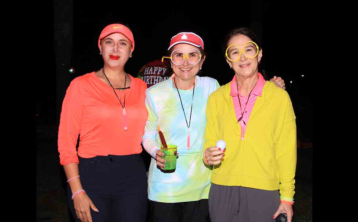 ANDREA LEAL, ROSA GOCHICOA Y LAURA MARY DE FUEYO celebraron a Adriana, Patricia y Marlene em la fiesta neón en el green