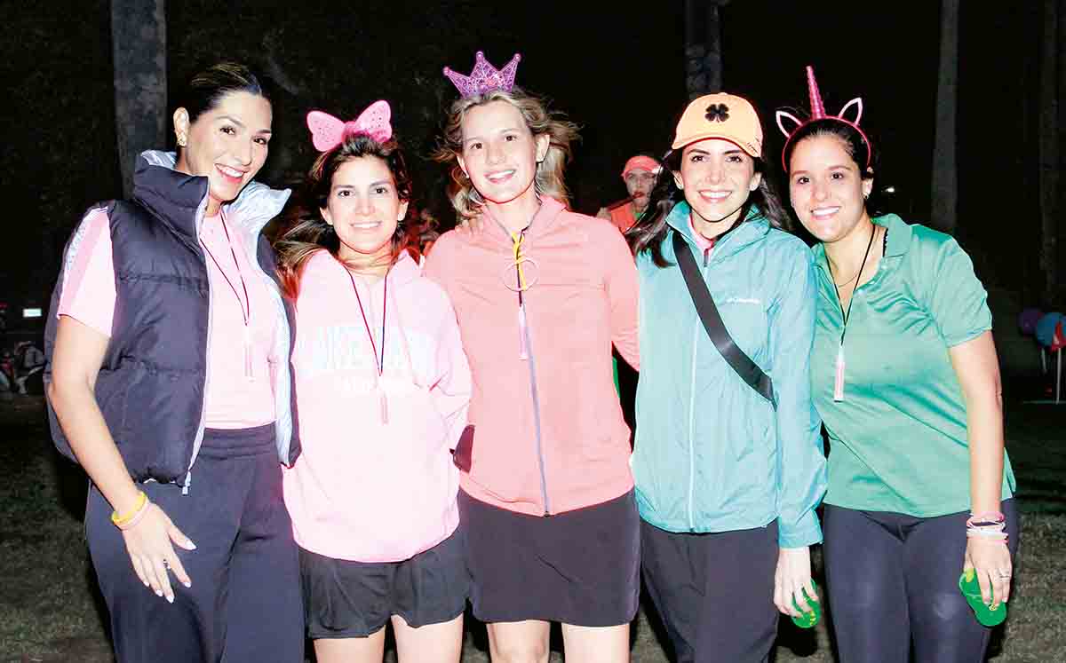 ENNA GONZÁLEZ, TANIA MANAUTOU, TARA VESELIK, PAULINA MANAUTOU Y MARTHA OCHOA felices festejando a Adriana, Patricia y Marlene