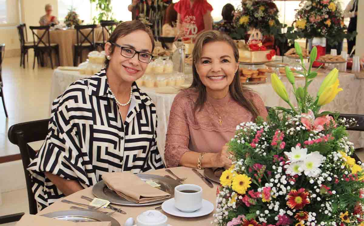 SANDRA DE ARMSTRONG E IRMA VAZQUEZ disfrutaron de una gran variedad de postres como galletas, empanadas de cajeta, cupcakes y brownies