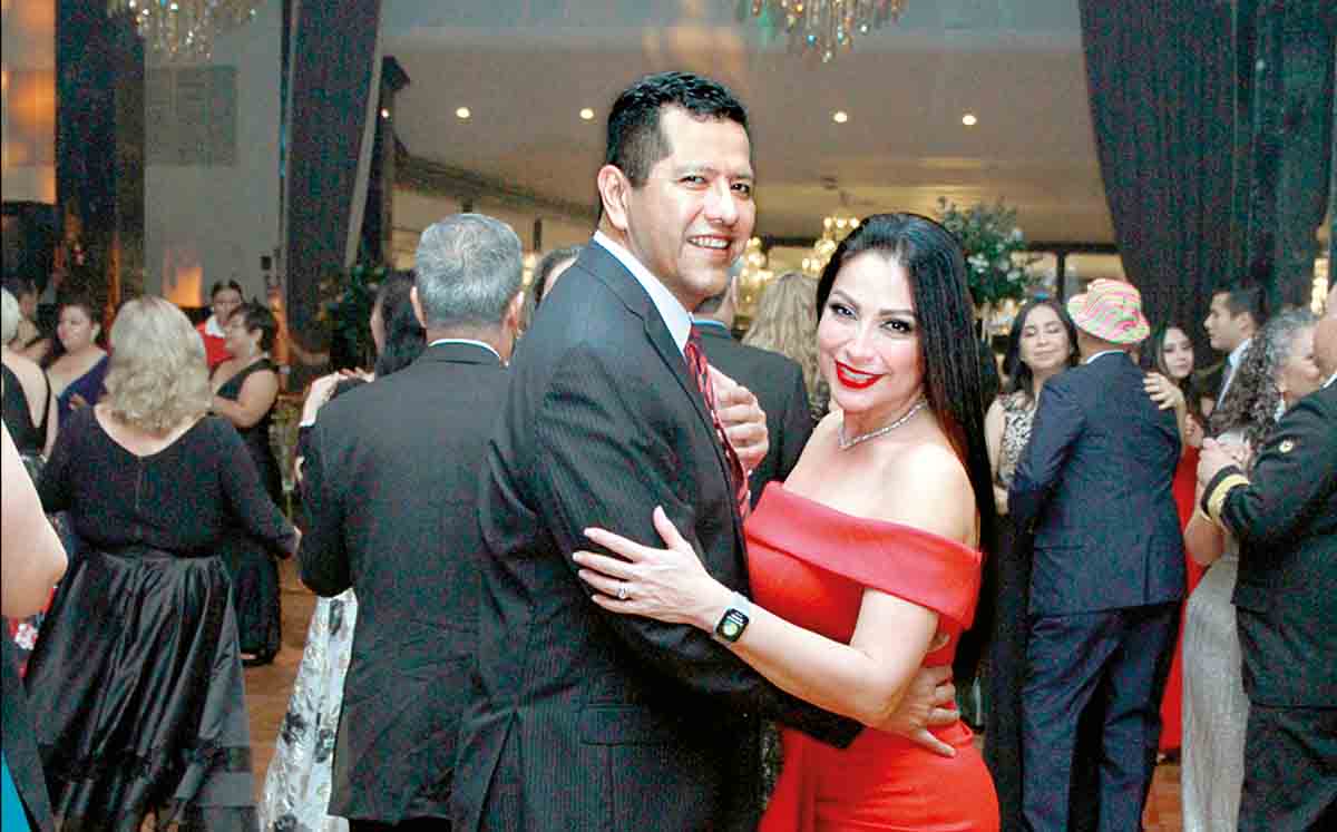 MIGUEL ÁNGEL SANTANA E IVONNE BACEROTT disfrutaron de un ideo, donde se mostró todos los programas y actividades que se han realizado en la Cruz Roja