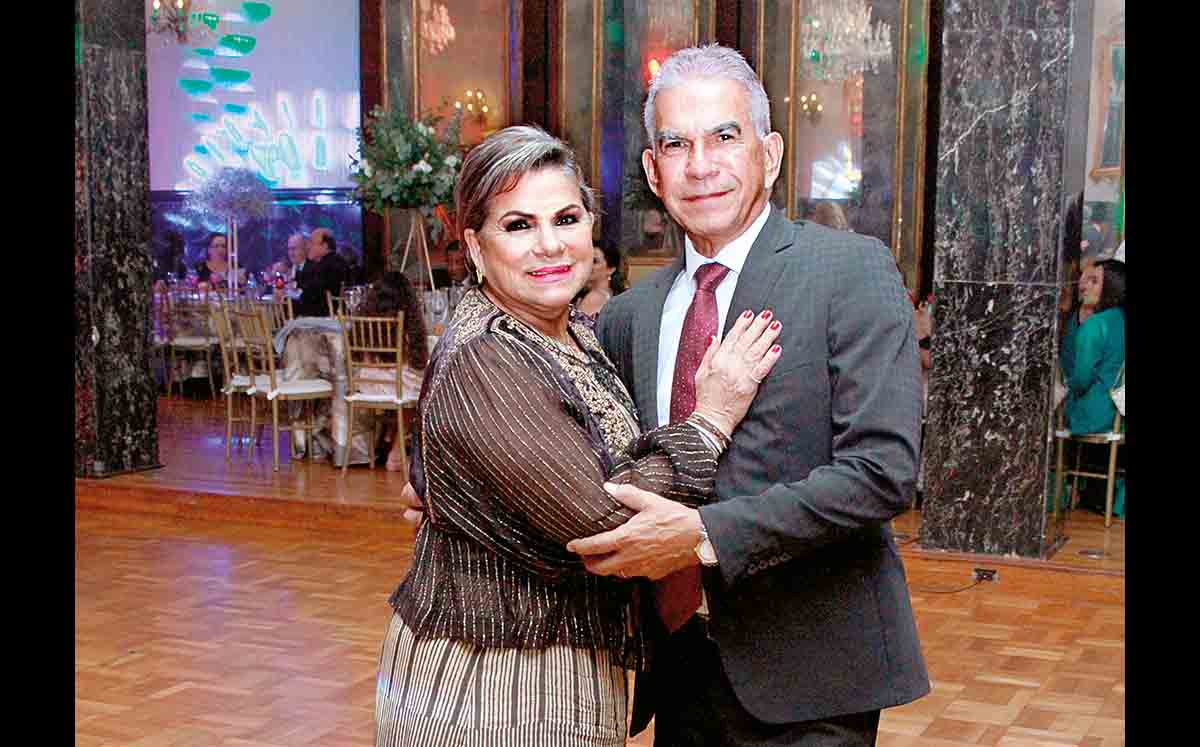 HILDA DEL ÁNGEL Y OSCAR GÓMEZ llegaron puntuales a la cena de gala en el Casino Tampiqueño