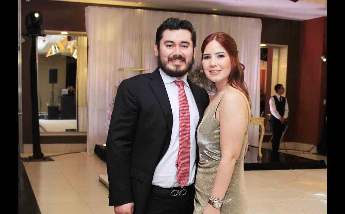 CARLOS CALEB RAMÍREZ Y ANA VICTORIA FLORES fueron recibidos por la excelente decoración de Arquitectura Floral