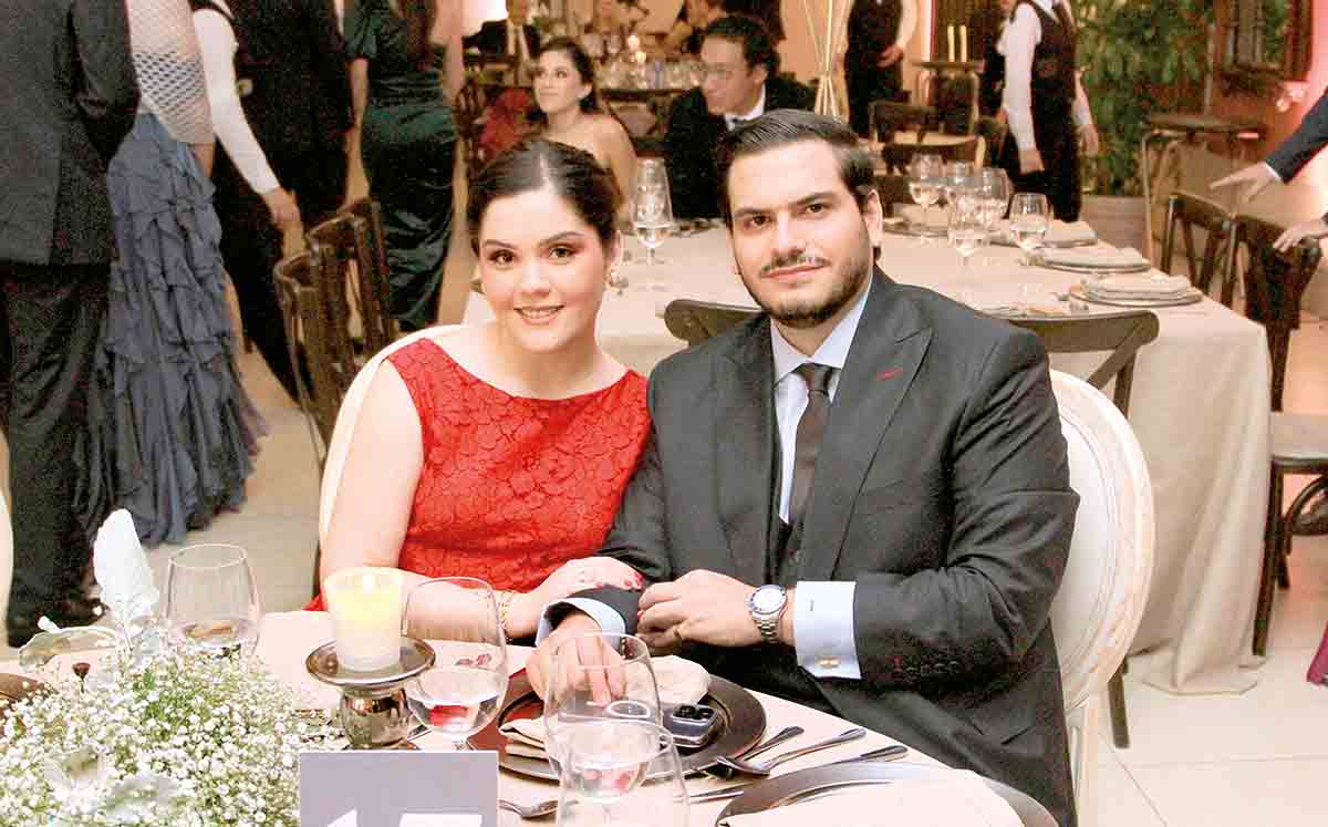 MARÍA JOSÉ ELIZONDO Y NAHIM MANZUR fueron recibidos por la excelente decoración de Arquitectura Floral