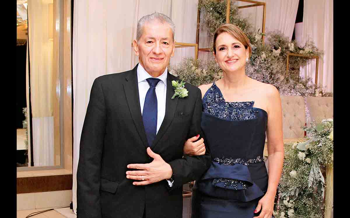 PAPÁS DEL NOVIO. DANIEL AGUIRRE Y MARÍA FLORES