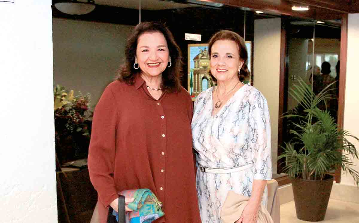 LOURDES ARGüELLES Y MARÍA ELENA MENABRITO llenaron de regalos a la cumpleañera