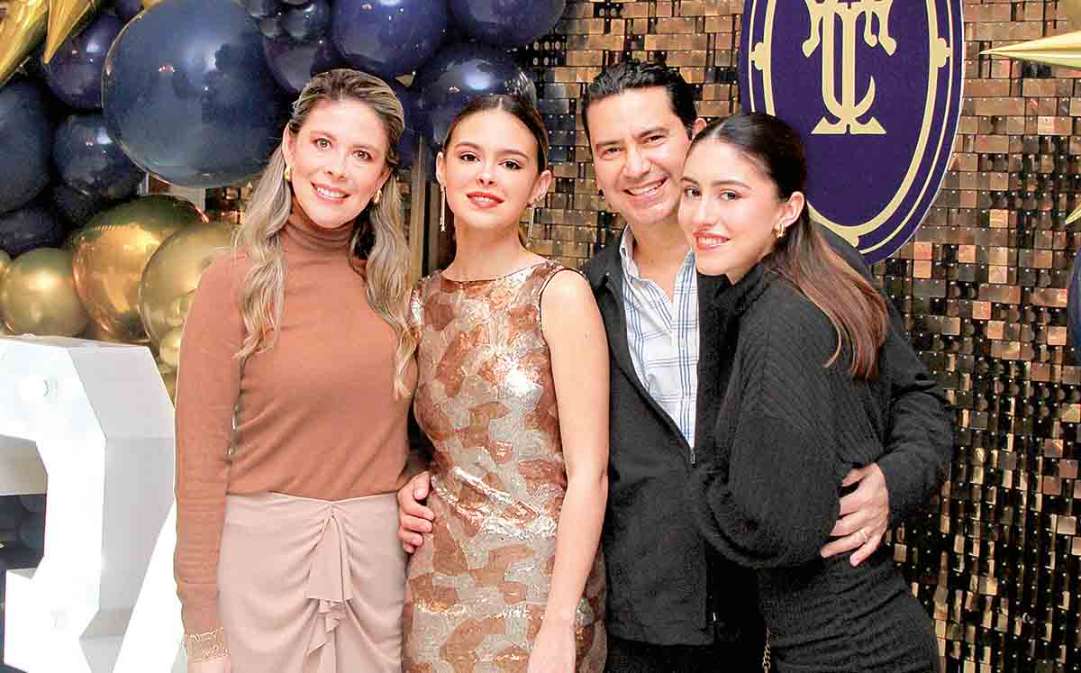 BLANCA ZAMORA, MIRANDA GONZÁLEZ, GUSTAVO GONZÁLEZ E ISABELA GONZÁLEZ disfrutando del 134 aniversario del Casino Tampiqueño