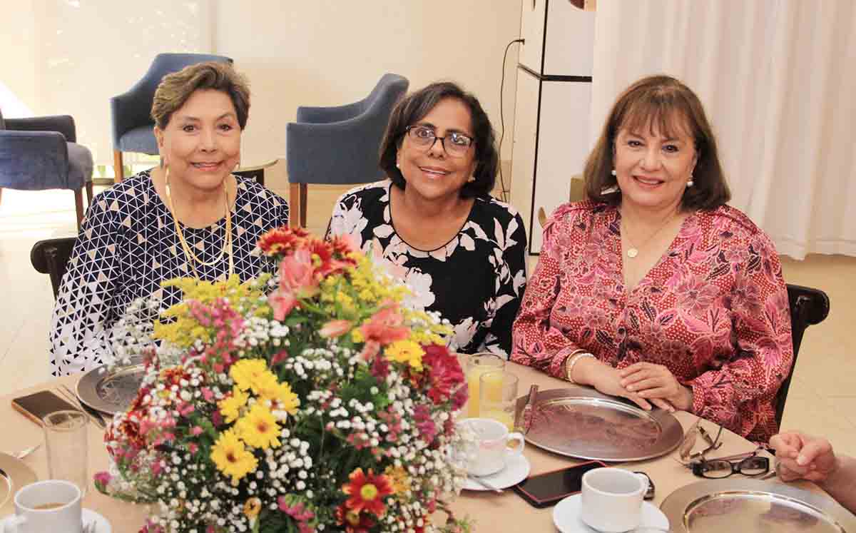 TERE PALACIOS, PITA PALACIOS Y ANA LYDIA SMITH disfrutaron de una buena plática y deliciosos bocadillos