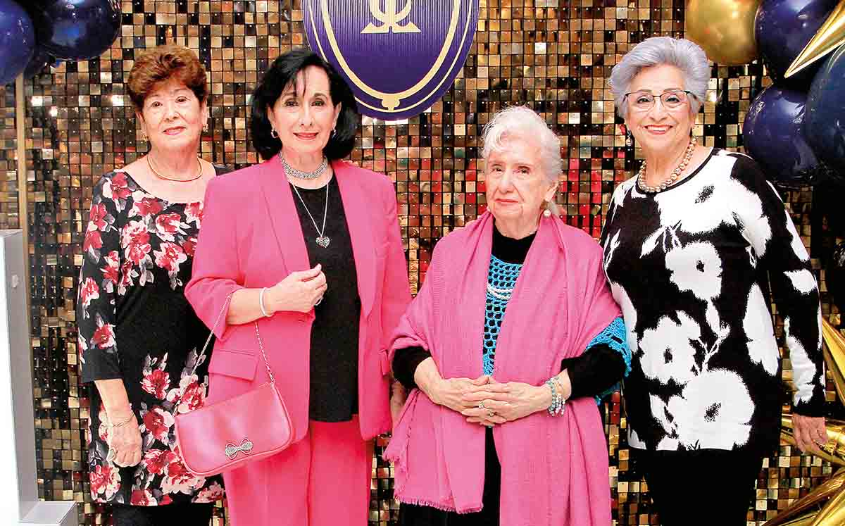 AMPARO DÍAZ, KAREN DE SAN PEDRO, MARTHA SAN PEDRO Y MARTHA SALAZAR degustaron de mole poblano, chiles en nogada, jaibas rellenas y lengua alcaparrada