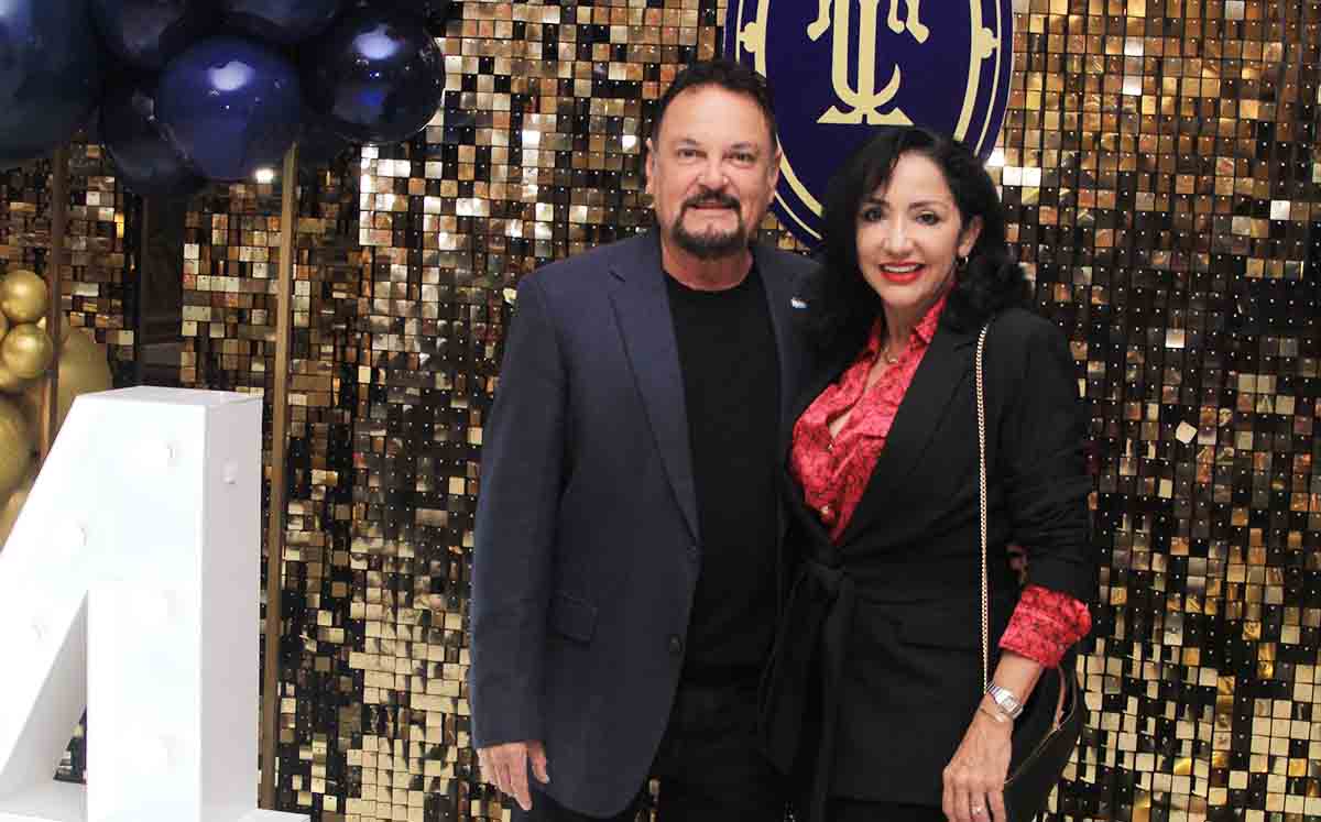 CARLOS DE LA ROSA Y MARISELA RUVALCABA llegaron con sus mejores outfits al aniversario del Casino Tampiqueño