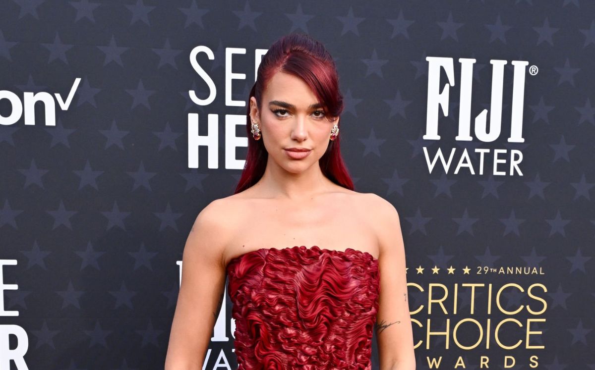 Dua Lipa abre la alfombra roja de los Critics Choice Awards (Foto: X/Getty)