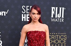 Dua Lipa abre la alfombra roja de los Critics Choice Awards (Foto: X/Getty)