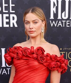 Margot Robbie deja el rosa en los Critics Choice Awards 2024 (Foto. X)