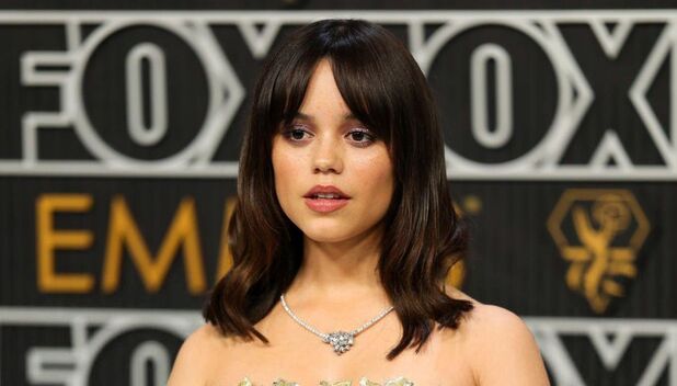 Jenna Ortega deja en el pasado a Merlina en los Premios Emmy (X)