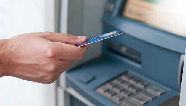 Tallado de tarjetas: Qué es y cómo prevenir este fraude en cajeros (Foto: Freepik)