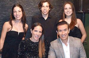 ROBERTA CASILLAS, ROBERTO CASILLAS, RENATA CASILLAS, FABIOLA MEDRANO Y ROBERTO CASILLAS celebraron el fin de un gran año