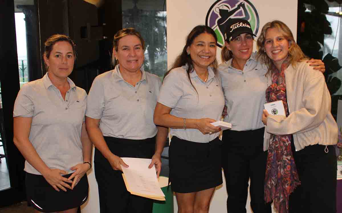 LUCY LORENZO, ROSA ESTEVE, HORTENSIA ROJAS, ISABEL GÓMEZ Y TARA VASELIK en la comida de premiación