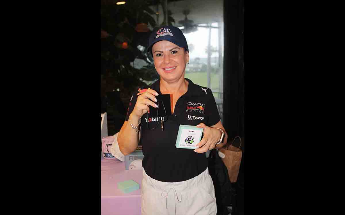 MARICELA DE LARRAGA feliz con su premio