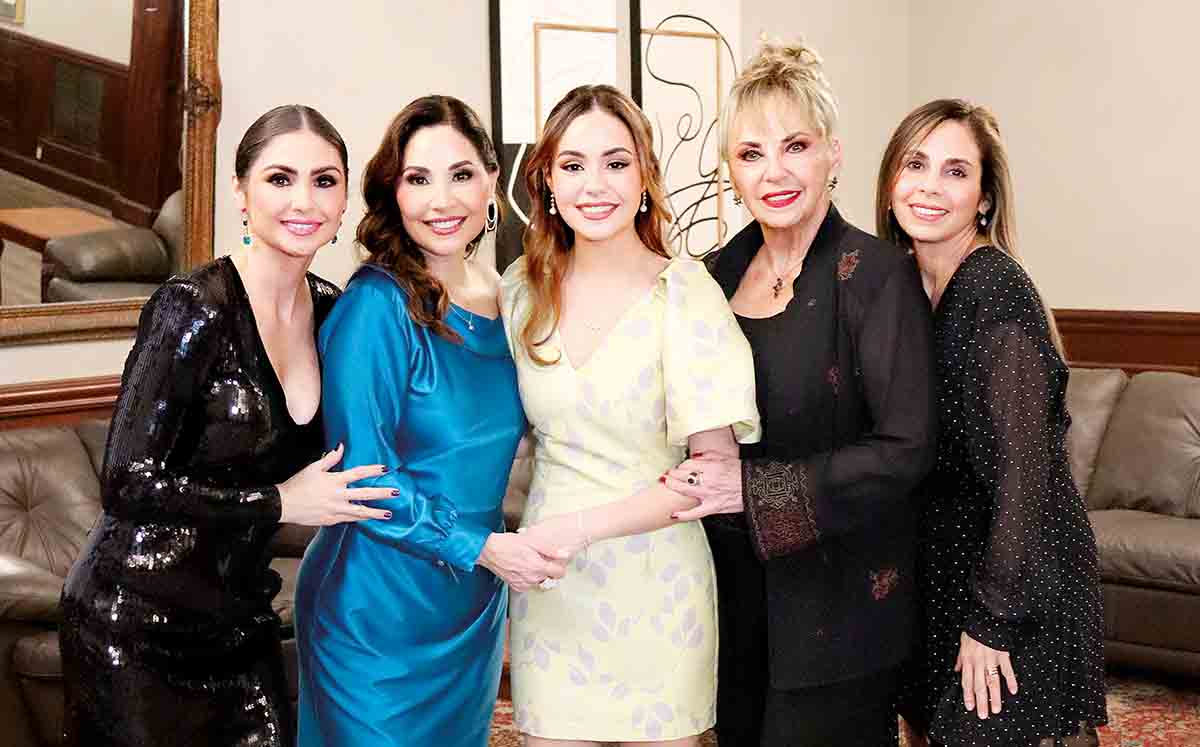 MARCELA SALAZAR, REBECA SALAZAR, REBECA DE SALAZAR Y VERO SALAZAR llegaron puntuales para la pedida de NATALIA FERNÁNDEZ