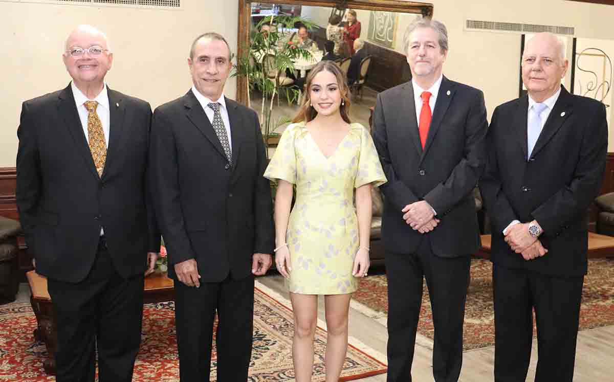 JOSÉ MANUEL GARCÍA, CARLOS FLORENCIA, NATALIA FERNÁNDEZ, GERMÁN MEZA Y CARLOS AZCÁRRAGA directivos y próxima reina del Casino Tampiqueño