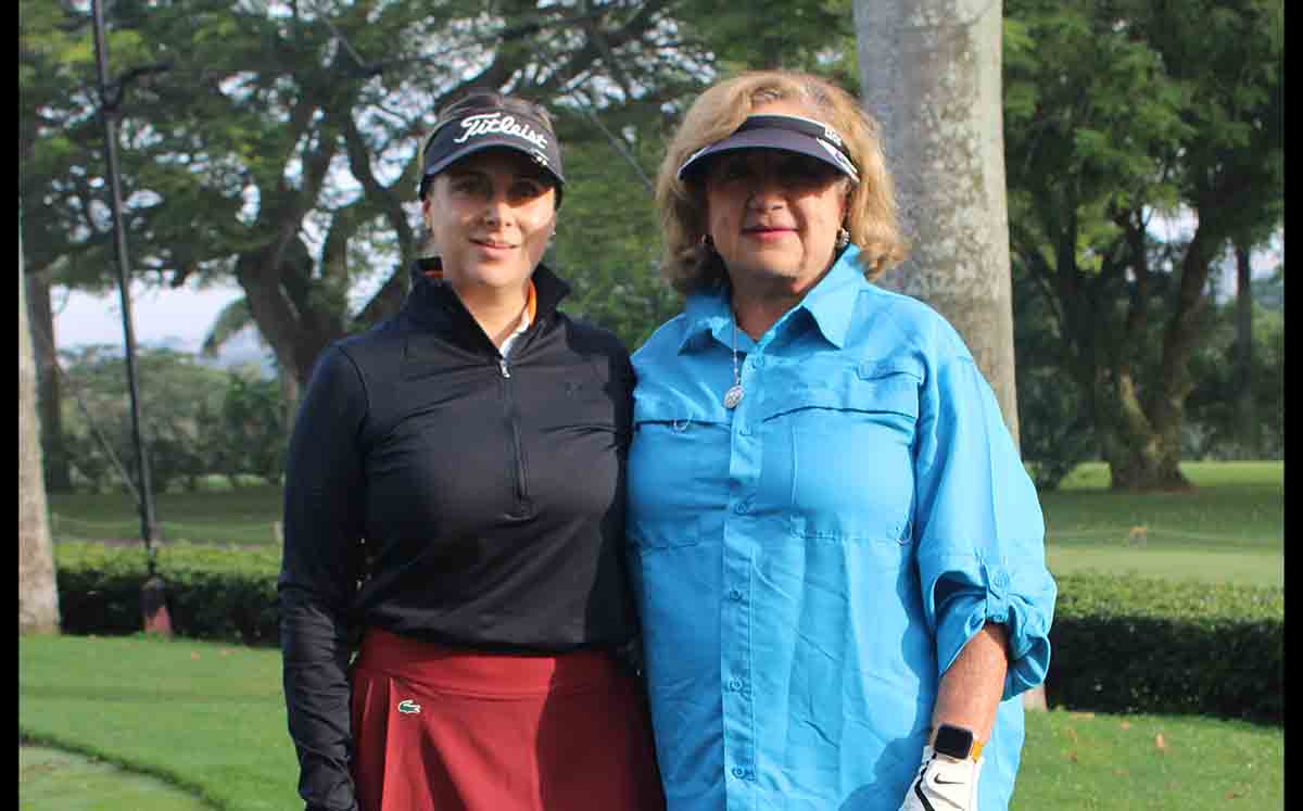 ANDREA LEAL Y ALICIA DE LEAL felices de participar en el torneo